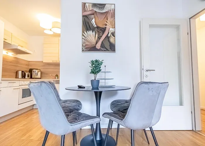 Apartment 1br & 1lr With Balcony, 9min To Center *