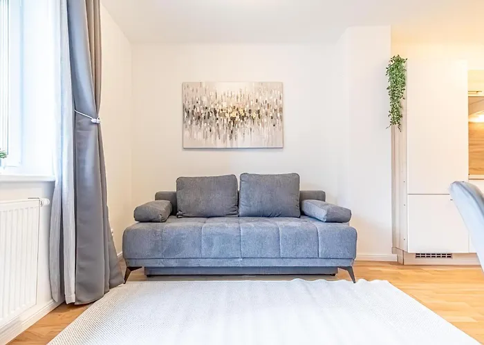 Apartment 1br & 1lr With Balcony, 9min To Center *