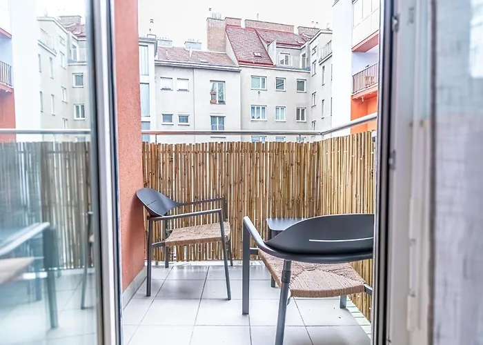 1br & 1lr With Balcony, 9min To Center Apartment