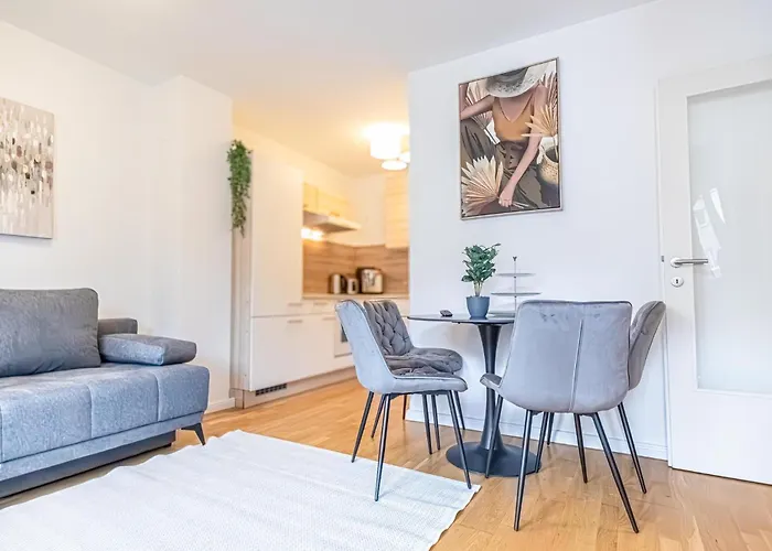 Apartment 1br & 1lr With Balcony, 9min To Center